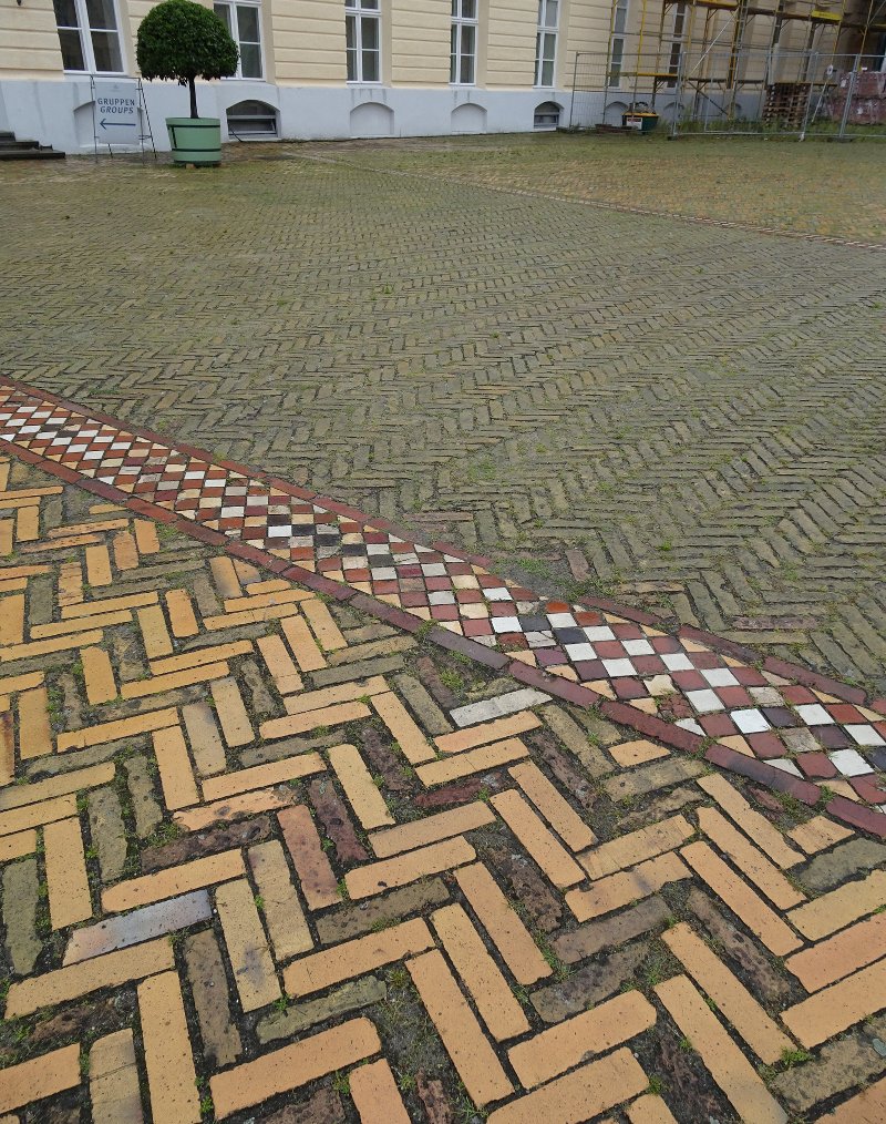 pavage-en-chevron-dans-une-grande-cour-a-Berlin